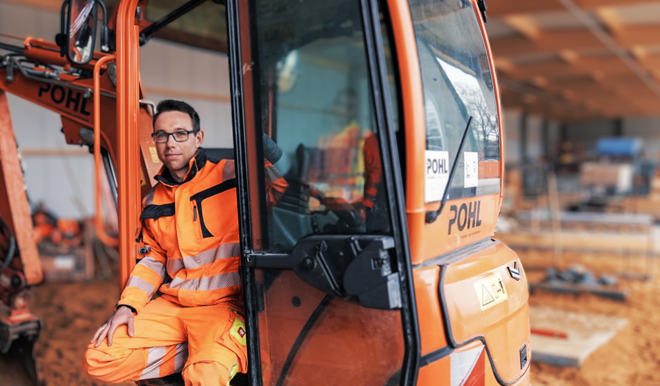 In der Mitte sitzt ein POHL-Mitarbeiter im Einstieg eines orangefarbenen POHL-Baggers mit offener Tür. Rechts auf der Seitenhaube steht gut sichtbar „POHL“; im Hintergrund liegen Baustoffe und Geräte.