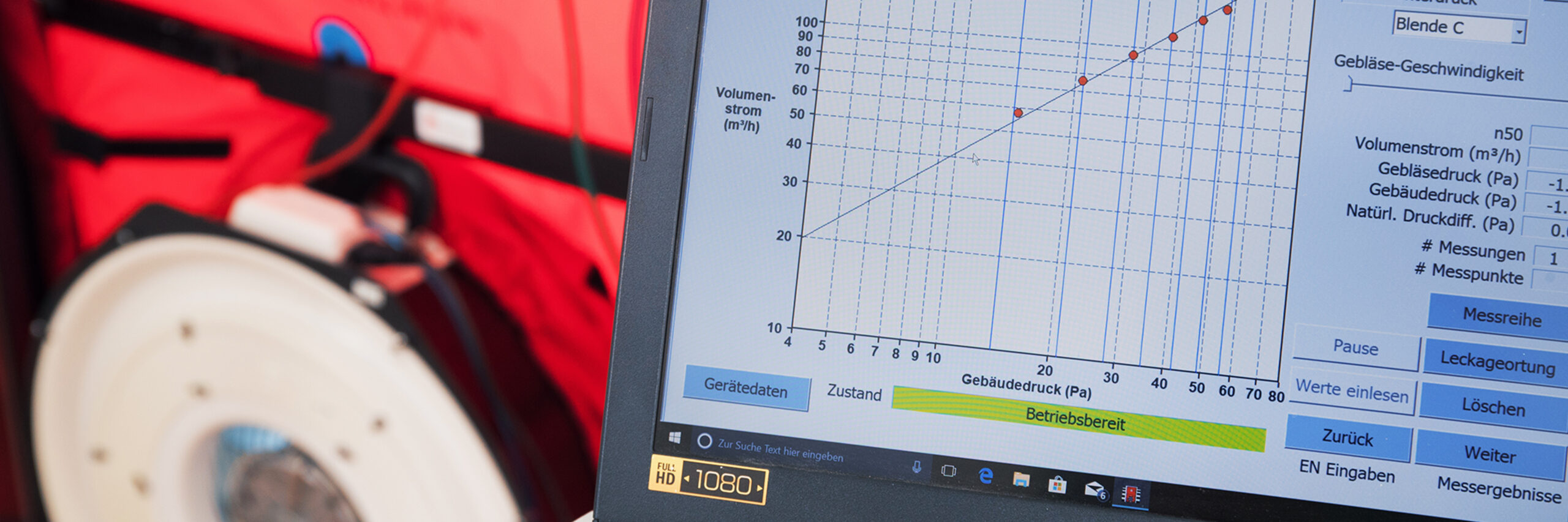 Laptop zeigt Software zur Überprüfung der Luftdichtheit eines Gebäudes.