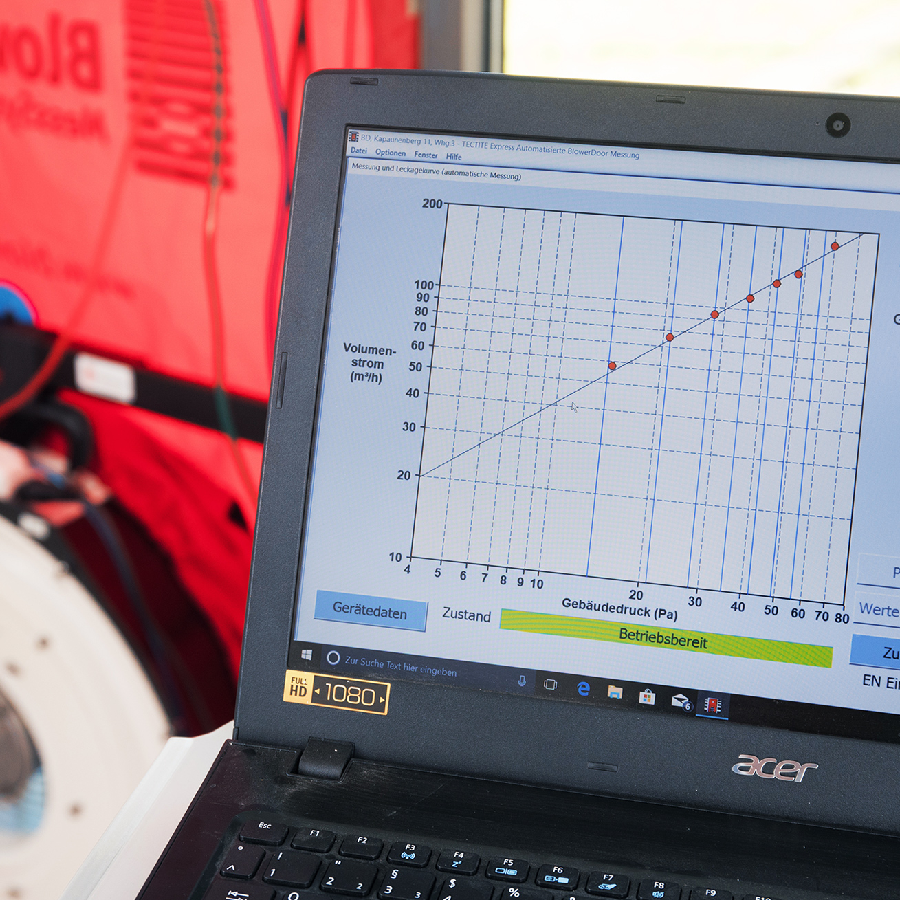 Laptop zeigt Software zur Überprüfung der Luftdichtheit eines Gebäudes.