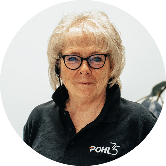In der Mitte steht eine weibliche Person mit kurz geschnittenem, hellgrauem Haar und Brille; rechts am Ohr sitzt ein Headset. Sie trägt ein schwarzes Poloshirt mit POHL-75-Logo; der Hintergrund ist hell.