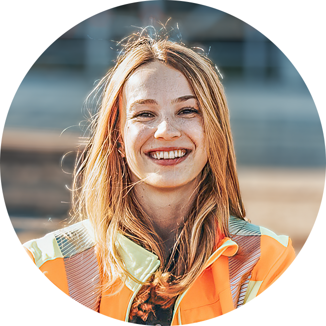 In der Mitte steht eine weibliche POHL-Mitarbeiterin mit schulterlangen, blonden Haaren. Sie trägt eine orange Arbeitsjacke. Im Hintergrund ist eine Baustelle unscharf zu sehen.