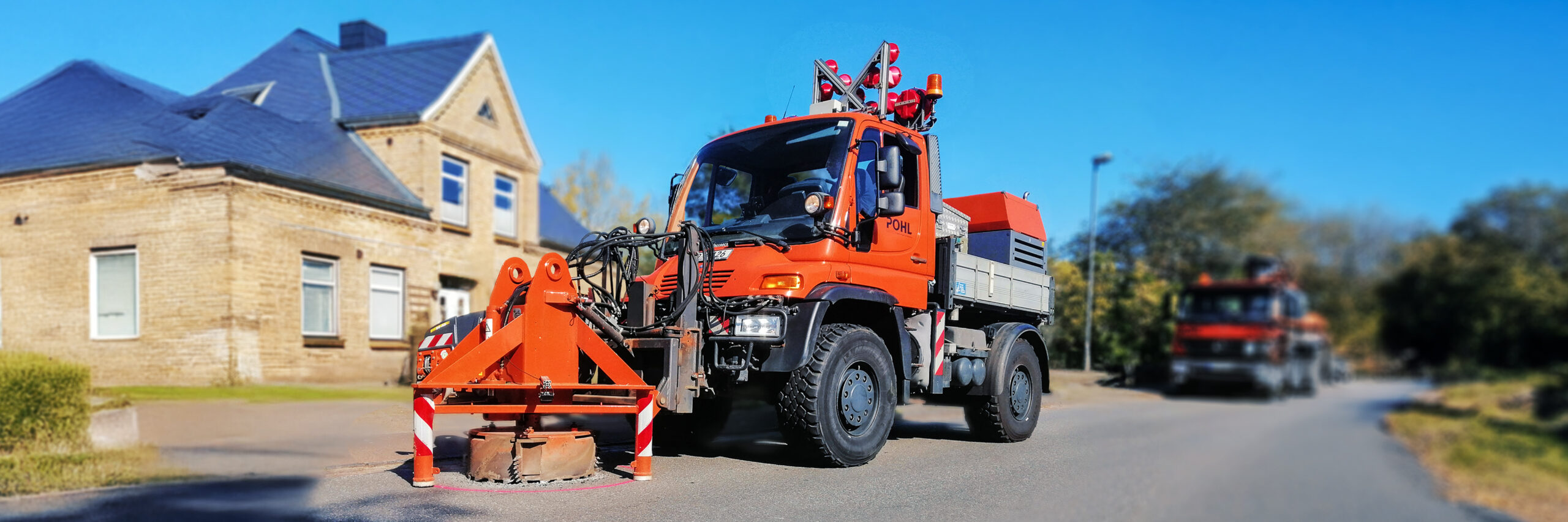 POHL-Einsatzfahrzeug mit Spezialaufsatz für Straßenarbeiten