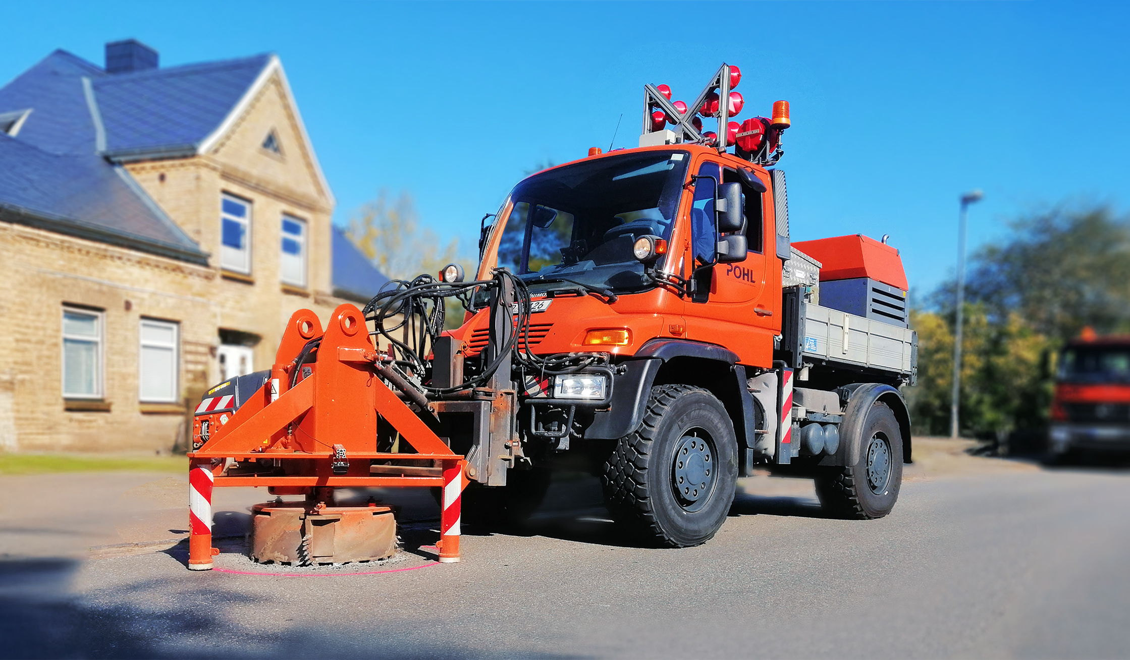 POHL-Einsatzfahrzeug mit Spezialaufsatz für Straßenarbeiten